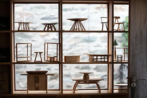 Quercia trasformata in mobili ecco cosa fa Angus Ross